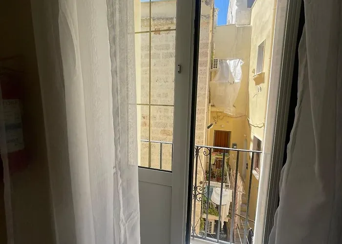 Rosas - Palazzo S, Annunziata * Bari